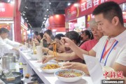 周易起卦“嗦粉”经济火热 中国多地“食力”出圈