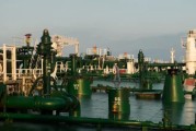 周易起卦国际油价周二收高 地缘政治担忧与美元走弱双重支撑